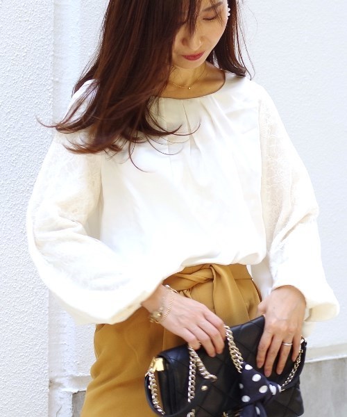NARACAMICIE(ナラカミーチェ)の「ボリュームねじり袖サテンブラウス(シャツ/ブラウス・レディース・オフホワイト/ネイビー/ブラック・MEDIUM)」の8枚目の写真