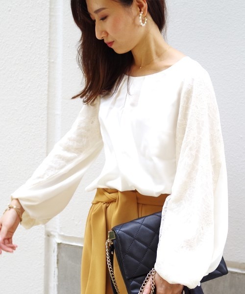 NARACAMICIE(ナラカミーチェ)の「ボリュームねじり袖サテンブラウス(シャツ/ブラウス・レディース・オフホワイト/ネイビー/ブラック・MEDIUM)」の9枚目の写真