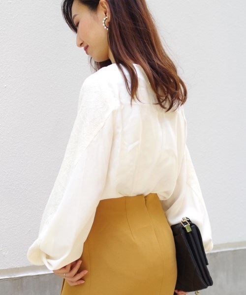 NARACAMICIE(ナラカミーチェ)の「ボリュームねじり袖サテンブラウス(シャツ/ブラウス・レディース・オフホワイト/ネイビー/ブラック・MEDIUM)」の5枚目の写真