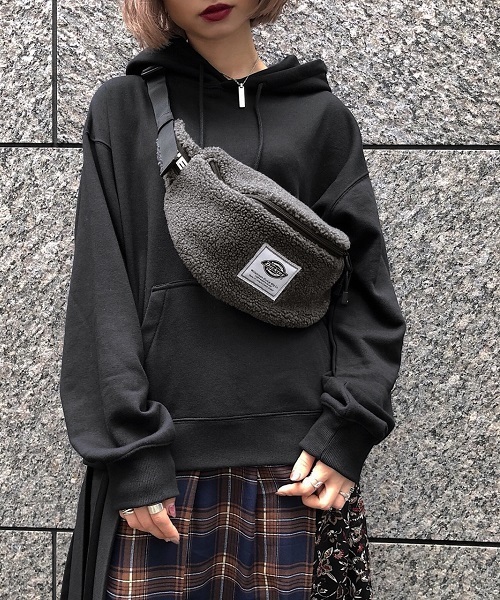 PAGEBOY（ページボーイ）の「Dickiesボアボディバッグ（ショルダーバッグ・レディース・チャコールグレー/ベージュ・FREE）」の2枚目の写真