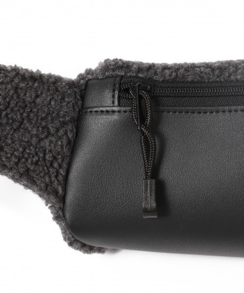 PAGEBOY（ページボーイ）の「Dickiesボアボディバッグ（ショルダーバッグ・レディース・チャコールグレー/ベージュ・FREE）」の6枚目の写真