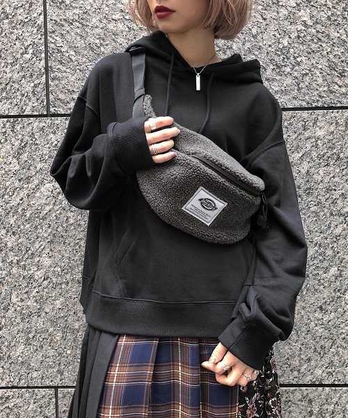 PAGEBOY（ページボーイ）の「Dickiesボアボディバッグ（ショルダーバッグ・レディース・チャコールグレー/ベージュ・FREE）」の4枚目の写真