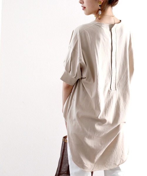 classicalelf（クラシカルエルフ）の「ゆるっと、大人カジュアル。綿100％半袖バックヘンリーチュニック（Tシャツ/カットソー・レディース・ホワイト/ブラック/ベージュ/ブラウン/グレイッシュベージュ/グレー系その他/ブルーパープル・MEDIUM/LARGE/X-LARGE/SMALL）」の16枚目の写真