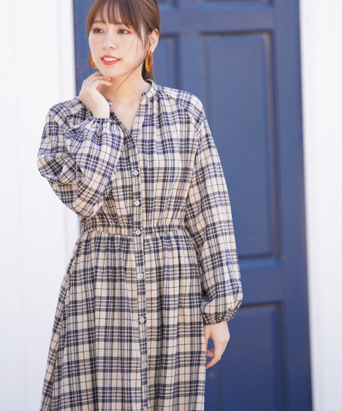 rps（アールピーエス）の「ノーカラーたっぷりフレアーシャツ