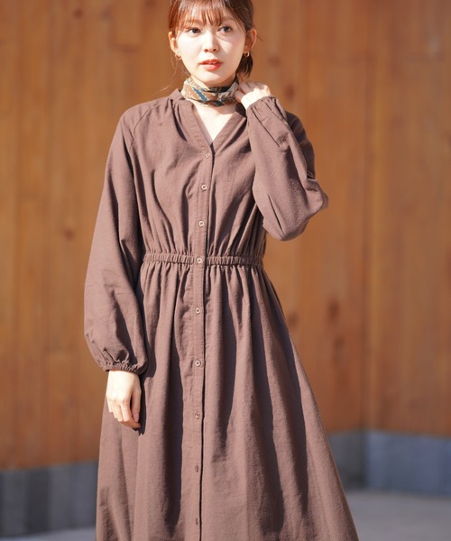 rps（アールピーエス）の「ノーカラーたっぷりフレアーシャツ