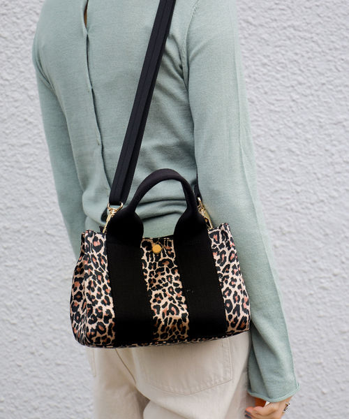 SHIPS（シップス）の「VIOLAd’ORO:GINO 2WAYナイロントート（S）◇（トートバッグ・レディース・ベージュ/ネイビー/ブラウン・ONE SIZE）」の2枚目の写真