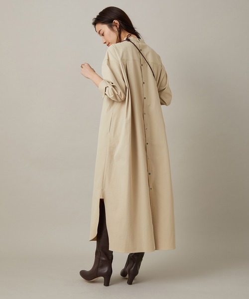 ADAM ET ROPE'（アダムエロペ）の「＜洗える・追加＞【WEB限定】バックオープンバンドカラーワンピース（シャツワンピース・レディース・ベージュ/ネイビー/オフホワイト/イエロー・FREE）」の7枚目の写真