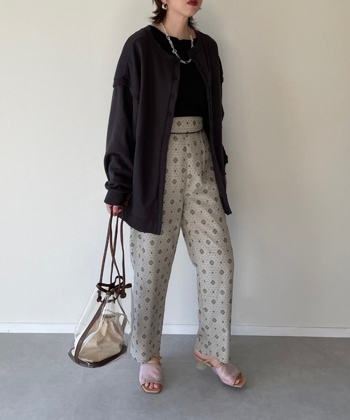 y/m by misato（イムバイミサト）の「コモン柄パイピングストレートパンツ（その他パンツ・レディース・ベージュ/グレー/グリーン・FREE）」の2枚目の写真