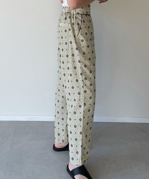y/m by misato（イムバイミサト）の「コモン柄パイピングストレートパンツ（その他パンツ・レディース・ベージュ/グレー/グリーン・FREE）」の5枚目の写真