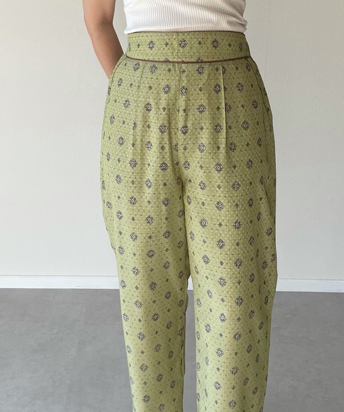y/m by misato（イムバイミサト）の「コモン柄パイピングストレートパンツ（その他パンツ・レディース・ベージュ/グレー/グリーン・FREE）」の4枚目の写真