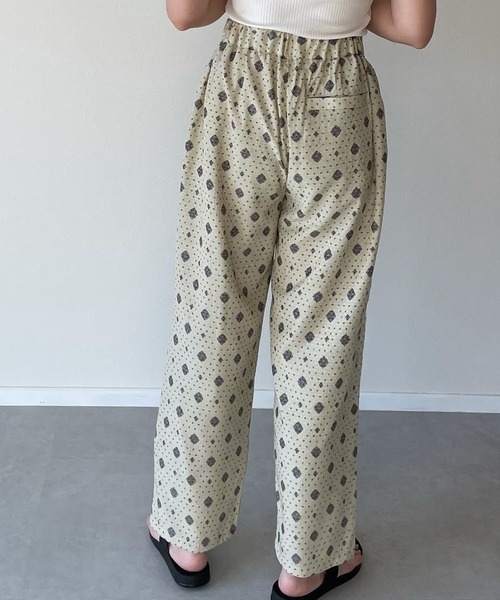 y/m by misato（イムバイミサト）の「コモン柄パイピングストレートパンツ（その他パンツ・レディース・ベージュ/グレー/グリーン・FREE）」の16枚目の写真
