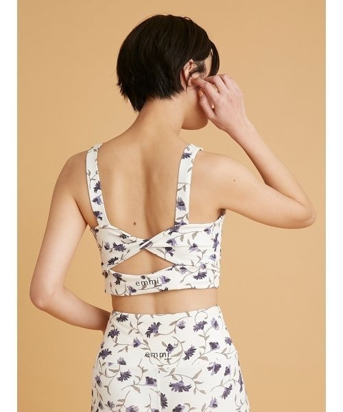 emmi（エミ）の「【emmi yoga】ayaコラボ　FLOEWRブラトップ（チューブトップ・レディース・ネイビー/オフホワイト・1/0）」の4枚目の写真