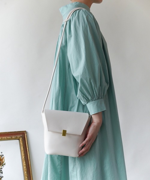 Loco Ocean（ロコオーシャン）の「フェイクレザー ミニフラップショルダーバッグ（ショルダーバッグ・レディース・グレイッシュベージュ/ホワイト/ブラック/ベージュ/ブルー/キャメル・ONE SIZE）」の2枚目の写真