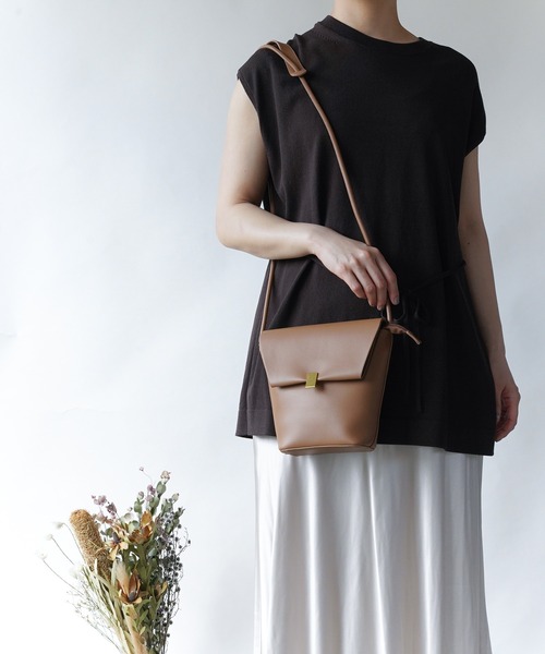 Loco Ocean（ロコオーシャン）の「フェイクレザー ミニフラップショルダーバッグ（ショルダーバッグ・レディース・グレイッシュベージュ/ホワイト/ブラック/ベージュ/ブルー/キャメル・ONE SIZE）」の7枚目の写真