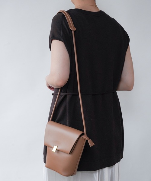 Loco Ocean（ロコオーシャン）の「フェイクレザー ミニフラップショルダーバッグ（ショルダーバッグ・レディース・グレイッシュベージュ/ホワイト/ブラック/ベージュ/ブルー/キャメル・ONE SIZE）」の8枚目の写真