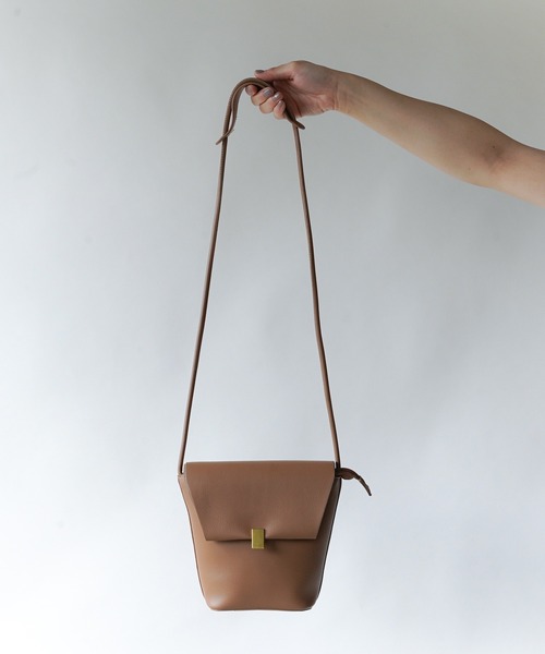 Loco Ocean（ロコオーシャン）の「フェイクレザー ミニフラップショルダーバッグ（ショルダーバッグ・レディース・グレイッシュベージュ/ホワイト/ブラック/ベージュ/ブルー/キャメル・ONE SIZE）」の11枚目の写真