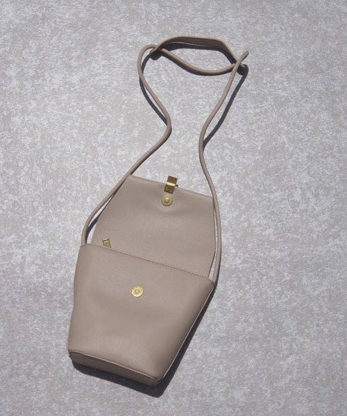 Loco Ocean（ロコオーシャン）の「フェイクレザー ミニフラップショルダーバッグ（ショルダーバッグ・レディース・グレイッシュベージュ/ホワイト/ブラック/ベージュ/ブルー/キャメル・ONE SIZE）」の12枚目の写真