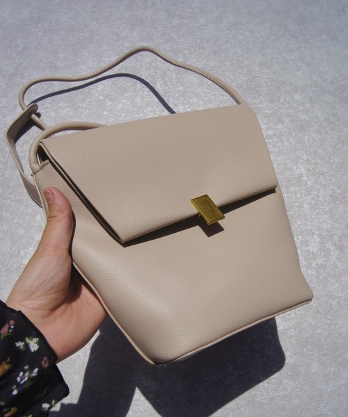 Loco Ocean（ロコオーシャン）の「フェイクレザー ミニフラップショルダーバッグ（ショルダーバッグ・レディース・グレイッシュベージュ/ホワイト/ブラック/ベージュ/ブルー/キャメル・ONE SIZE）」の13枚目の写真