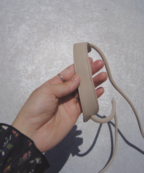 Loco Ocean（ロコオーシャン）の「フェイクレザー ミニフラップショルダーバッグ（ショルダーバッグ・レディース・グレイッシュベージュ/ホワイト/ブラック/ベージュ/ブルー/キャメル・ONE SIZE）」の14枚目の写真