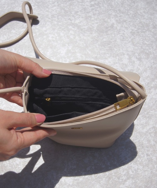 Loco Ocean（ロコオーシャン）の「フェイクレザー ミニフラップショルダーバッグ（ショルダーバッグ・レディース・グレイッシュベージュ/ホワイト/ブラック/ベージュ/ブルー/キャメル・ONE SIZE）」の15枚目の写真