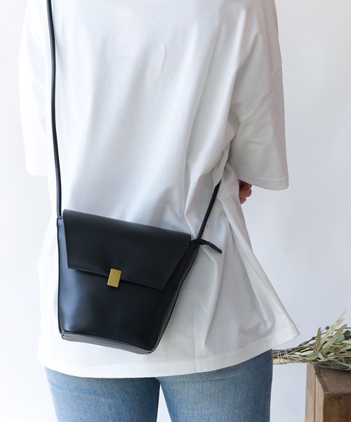 Loco Ocean（ロコオーシャン）の「フェイクレザー ミニフラップショルダーバッグ（ショルダーバッグ・レディース・グレイッシュベージュ/ホワイト/ブラック/ベージュ/ブルー/キャメル・ONE SIZE）」の18枚目の写真