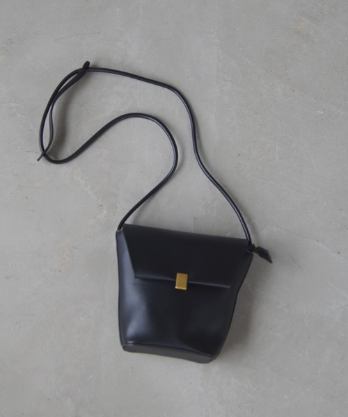 Loco Ocean（ロコオーシャン）の「フェイクレザー ミニフラップショルダーバッグ（ショルダーバッグ・レディース・グレイッシュベージュ/ホワイト/ブラック/ベージュ/ブルー/キャメル・ONE SIZE）」の22枚目の写真