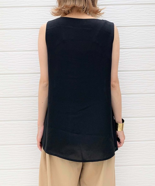 Q（キュー）の「シアーノースリブラウス（シャツ/ブラウス・レディース・ライトグレー/ブラック/テラコッタ・MEDIUM）」の6枚目の写真