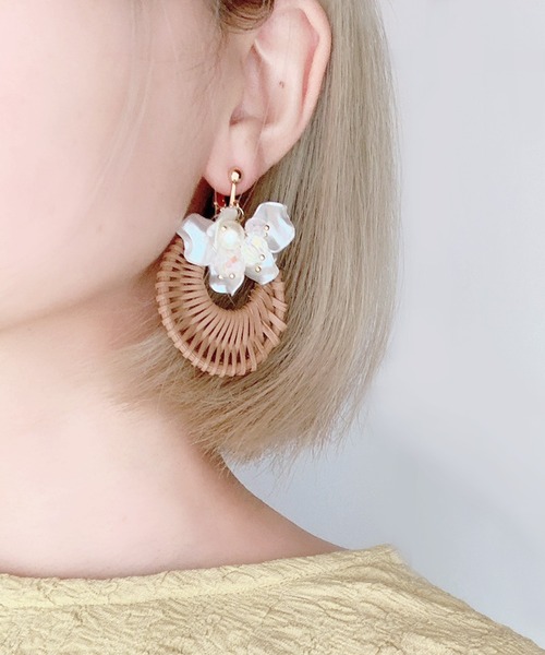 tone(トーン)の「【RosraiE】サークル ラタン 花びらフリル ビーズ ピアス(MA)(ピアス(両耳用)・レディース・ゴールド・FREE)」の6枚目の写真