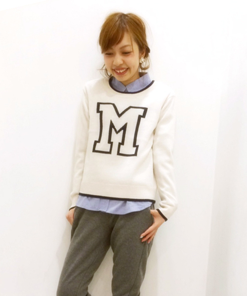 DISCOAT(ディスコート)の「【Discoat】Mロゴプルオーバー(ニット/セーター・レディース・オフホワイト/ネイビー・フリ-)」の2枚目の写真