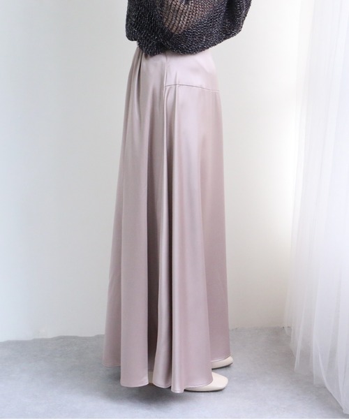 TRIANGLE PALETTE（トライアングルパレット）の「サテンロングスカート（スカート・レディース・ブルー/ベージュ/グレイッシュベージュ・FREE）」の13枚目の写真