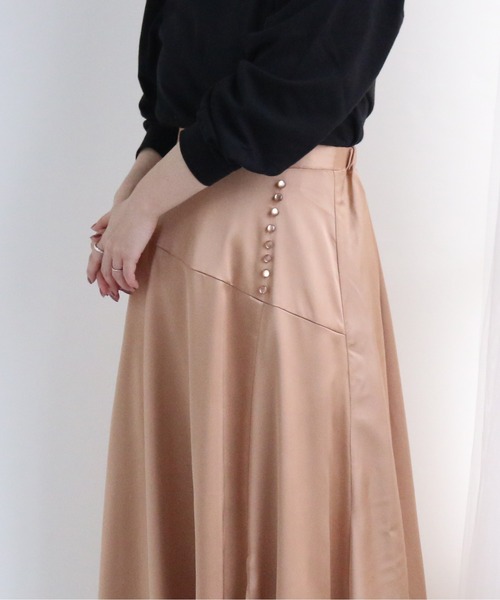 TRIANGLE PALETTE（トライアングルパレット）の「サテンロングスカート（スカート・レディース・ブルー/ベージュ/グレイッシュベージュ・FREE）」の4枚目の写真