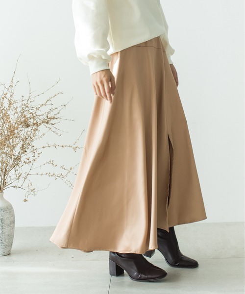 TRIANGLE PALETTE（トライアングルパレット）の「サテンロングスカート（スカート・レディース・ブルー/ベージュ/グレイッシュベージュ・FREE）」の16枚目の写真