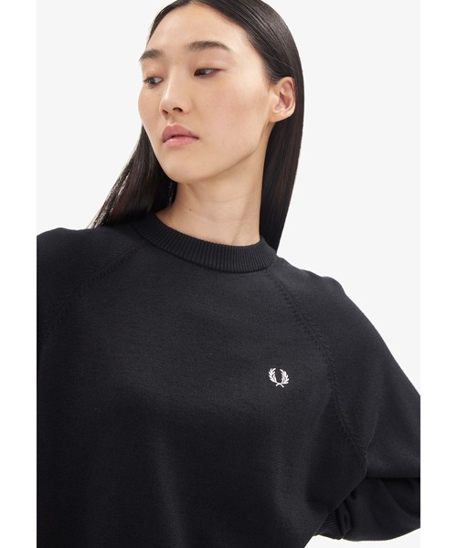 FRED PERRY(フレッドペリー)の「Crew Neck Jumper(ニット/セーター・レディース・ホワイト/グレイッシュブルー/ブラック/ライトブルー/オレンジ/ピンクベージュ/ネイビー/マルーン/ライトグレー/アイボリー/グレー/バイオレット/ブラック系その他・10/12)」の4枚目の写真