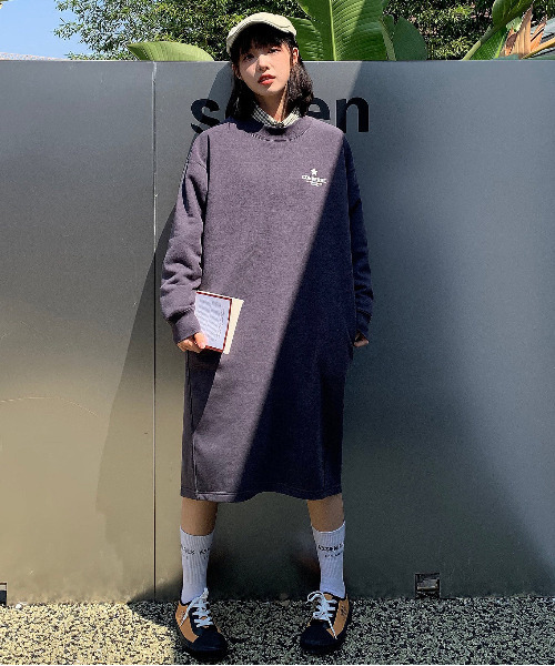 CONVERSE（コンバース）の「【neos -addictive design-】CONVERSE コンバース ルーズシルエット ロゴ スウェット ロング ワンピース（ワンピース・レディース・チャコールグレー/パープル/オフホワイト・MEDIUM/LARGE）」の4枚目の写真