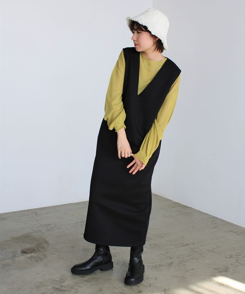 GeeRA(ジーラ)の「カットポンチVネックジャンパースカート(ジャンパースカート・レディース・ブラック/サンドグレー・MEDIUM)」の2枚目の写真