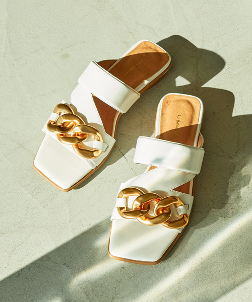 Au BANNISTER（オゥバニスター）の「ﾁｪｰﾝﾓﾁｰﾌｻﾝﾀﾞﾙ（サンダル・レディース・ブラック/ホワイト/ベージュ・M/L/S）」の2枚目の写真