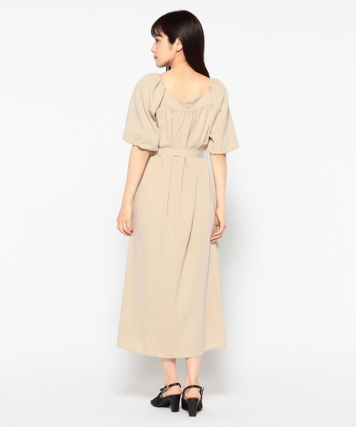 MISCH MASCH(ミッシュマッシュ)の「袖バルーンタックワンピース(ワンピース・レディース・ブラック/ベージュ/ブルー・MEDIUM)」の8枚目の写真