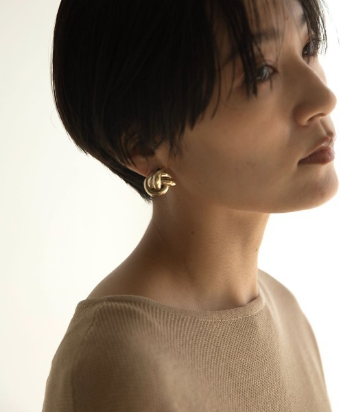 marjour（マージュール）の「OVERLAY EARRING（イヤリング・レディース・ゴールド・FREE）」の2枚目の写真