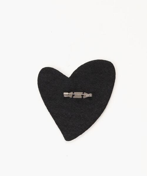 To b. by agnes b.（トゥービーバイアニエスベー）の「WT49 BROOCH エンジョイハートブローチ（ブローチ/コサージュ・レディース・ブラック・FREE）」の2枚目の写真