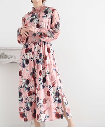 可愛さ溢れる花柄ロングワンピース