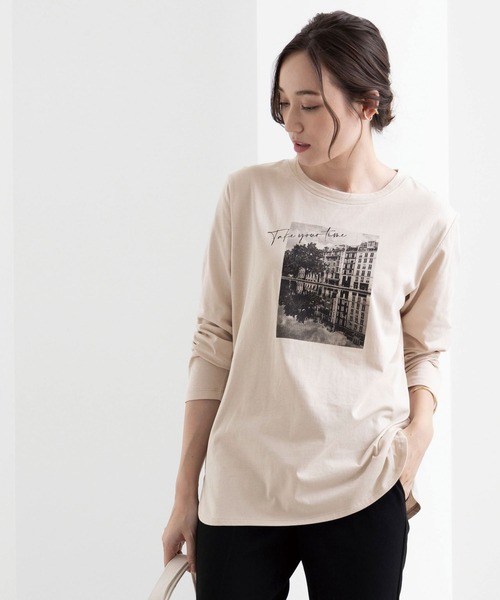 BELLUNA PLUS(ベルーナ)の「キレイ見え綿100%素材プリントプルオーバー(Tシャツ/カットソー・レディース・オフホワイト/カーキ/グレー系その他/チャコール・MEDIUM/X-LARGE/LARGE)」の3枚目の写真
