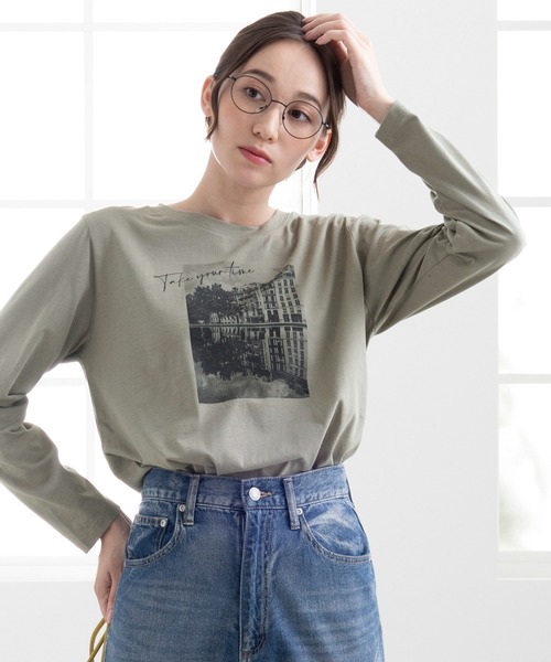 BELLUNA PLUS(ベルーナ)の「キレイ見え綿100%素材プリントプルオーバー(Tシャツ/カットソー・レディース・オフホワイト/カーキ/グレー系その他/チャコール・MEDIUM/X-LARGE/LARGE)」の1枚目の写真