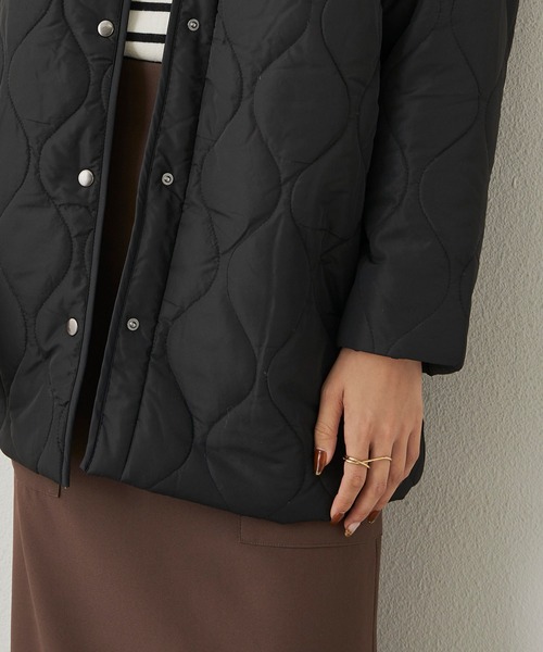 CLEARIMPRESSION （クリアインプレッション）の「ボア切替ノーカラーキルティングジャケット（ブルゾン・レディース・グレイッシュベージュ/ブラック・FREE）」の15枚目の写真