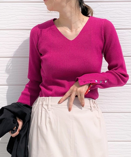 Q(キュー)の「リブリブVネックニット(ニット/セーター・レディース・ピンク/アイボリー/ブラック/ブルー・MEDIUM)」の1枚目の写真