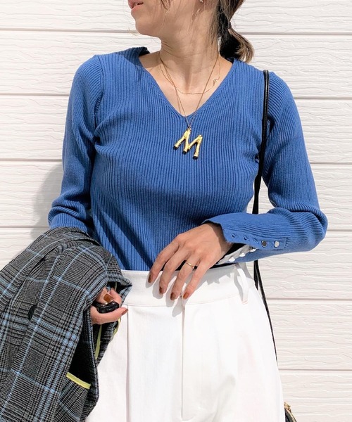 Q(キュー)の「リブリブVネックニット(ニット/セーター・レディース・ピンク/アイボリー/ブラック/ブルー・MEDIUM)」の4枚目の写真