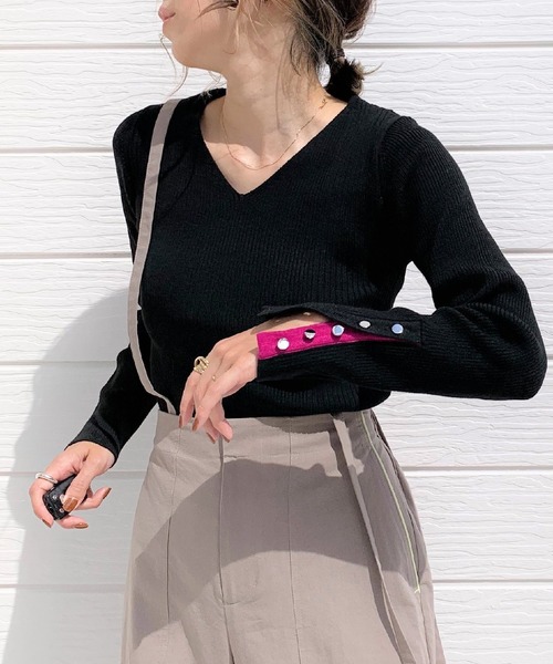 Q(キュー)の「リブリブVネックニット(ニット/セーター・レディース・ピンク/アイボリー/ブラック/ブルー・MEDIUM)」の3枚目の写真