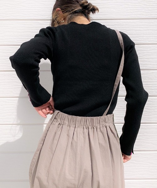 Q(キュー)の「リブリブVネックニット(ニット/セーター・レディース・ピンク/アイボリー/ブラック/ブルー・MEDIUM)」の7枚目の写真