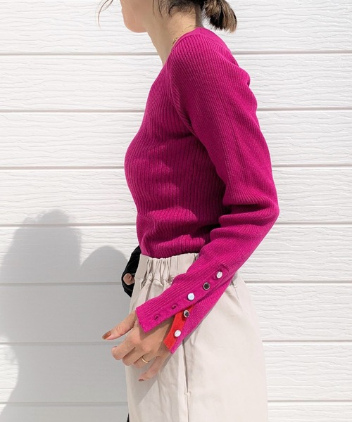 Q(キュー)の「リブリブVネックニット(ニット/セーター・レディース・ピンク/アイボリー/ブラック/ブルー・MEDIUM)」の9枚目の写真