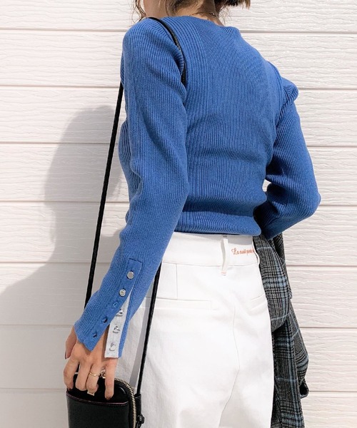 Q(キュー)の「リブリブVネックニット(ニット/セーター・レディース・ピンク/アイボリー/ブラック/ブルー・MEDIUM)」の13枚目の写真