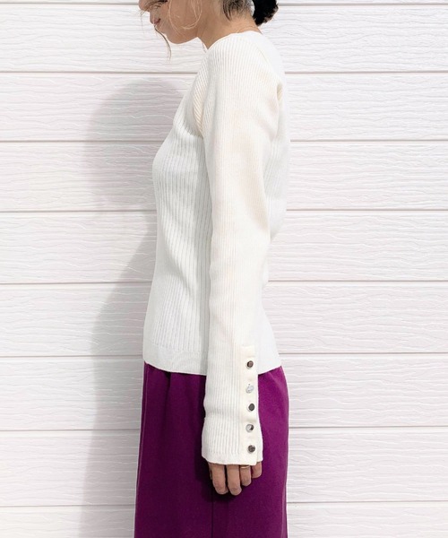 Q(キュー)の「リブリブVネックニット(ニット/セーター・レディース・ピンク/アイボリー/ブラック/ブルー・MEDIUM)」の5枚目の写真